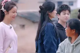林心如被小摊贩说有50岁一脸惊愕，一旁谢娜的小举动暴露人品图片