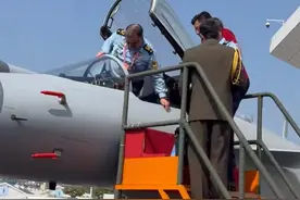 干架缺少底气，伊朗空军司令参观歼10，用来压价还是真想买？图片