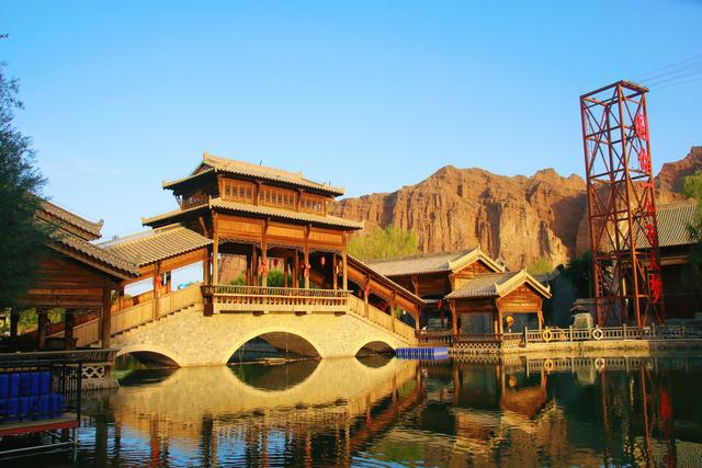 张掖丹霞口文旅小镇，古城建筑与民俗文化相融合，充满了江南风韵