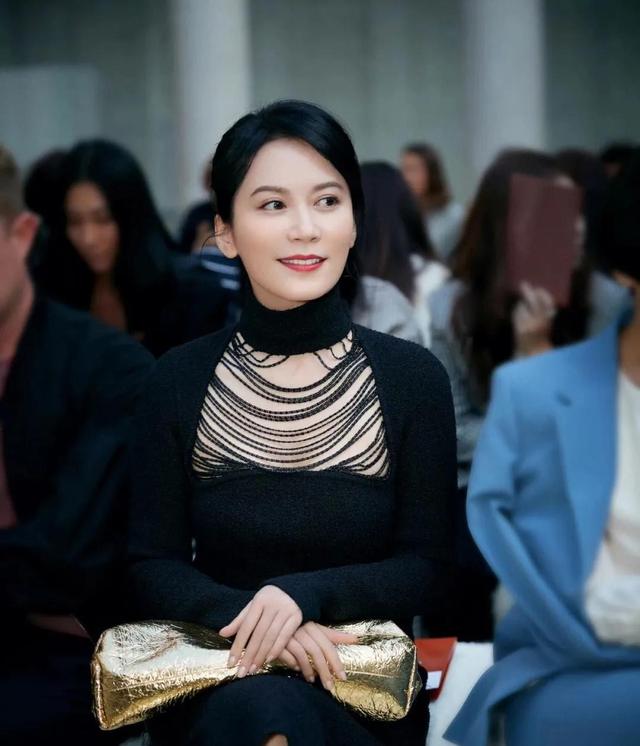 54岁俞飞鸿不结婚，冯唐问她生理需求，她说有男人陪了她近20年！