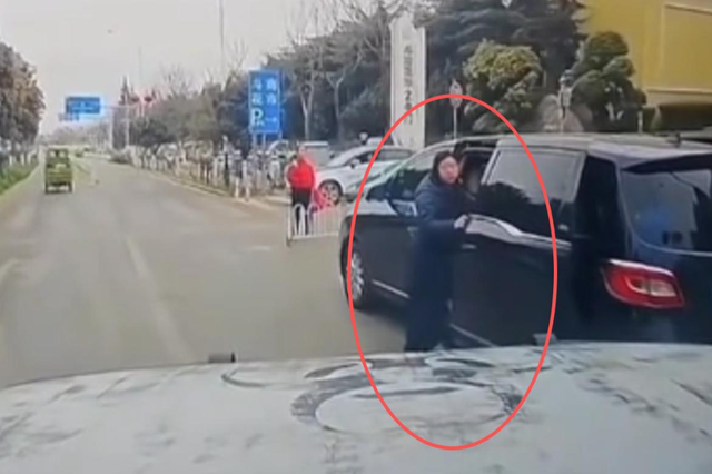 女子违停竖中指挑衅被撞：正脸被扒已社死，内情流出，司机疑发声
