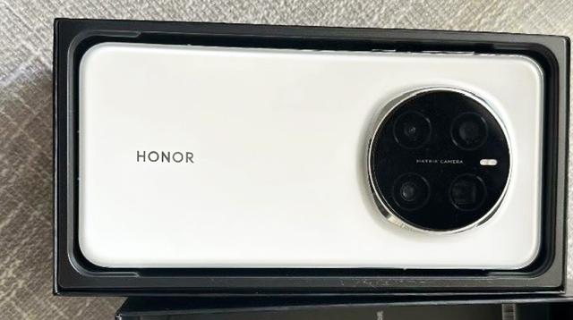 内置两亿像素超级长焦镜头，这款国产荣耀手机，拍照主打快准稳