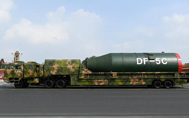 北京大阅兵后，外媒收到最新情报，美国为中国准备了12个秘密武器