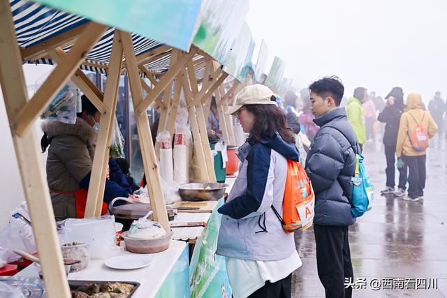 天全人的新年仪式:不抢头香,去登大岗山！1314米处遇见更好的自己