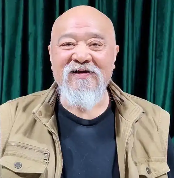 不顾医生劝阻每天2包烟，顿顿8两白酒的演员李琦，如今变成啥样