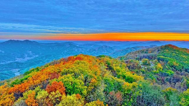 吉林市松花湖秋日风光：层林尽染山水间，霞光绘就诗意卷