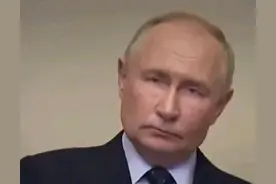 入侵库尔斯克州的乌军，一边抽烟一边聊天，普京脸色铁青！图片