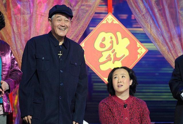 钱再多有用吗？68岁赵本山近况曝光，三人打伞伺候，女儿是心头病