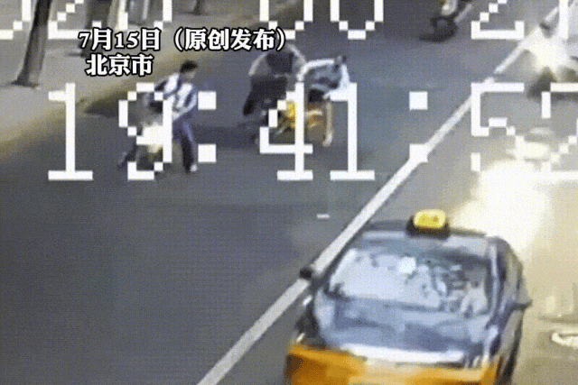 14岁女孩遭男子疯狂别车险被撞！北京警方：李某某，行拘；仗义小哥获奖励