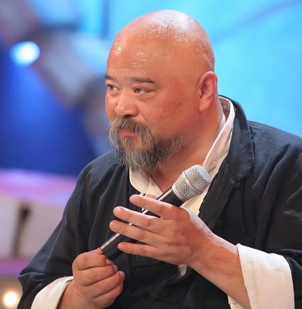 不顾医生劝阻每天2包烟，顿顿8两白酒的演员李琦，如今变成啥样