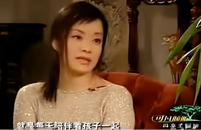 放弃争夺260亿遗产，带着女儿远走美国，如今才知道她有多明智