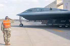 9架B2隐轰齐聚，美国暂停反华决战胡塞？中国周边美航母再次清空图片