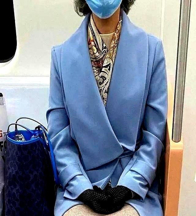 又被上海“地铁奶奶”惊艳！白发不染，穿衣朴素，却个个优雅端庄