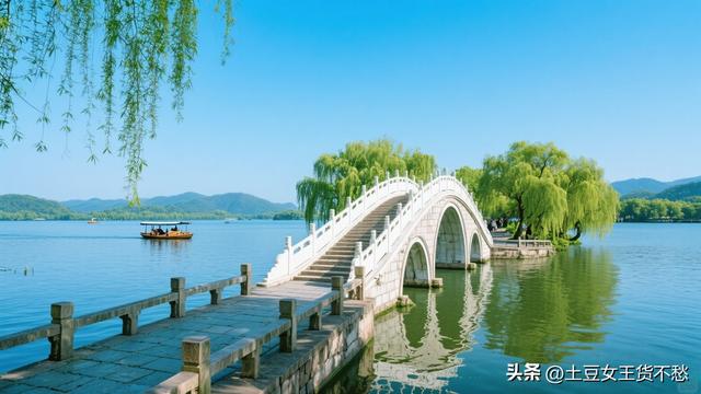 杭州西湖断桥雷峰塔一日游：邂逅湖光与传奇
