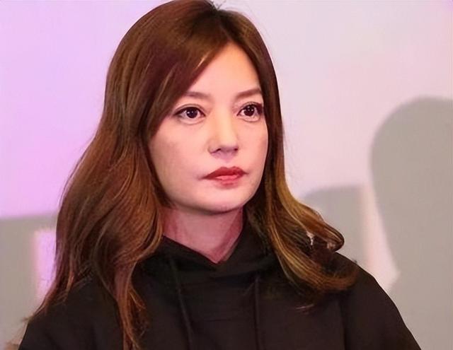 拔出萝卜带出泥！49岁赵薇近况被曝，原来圈内封杀只是冰山一角