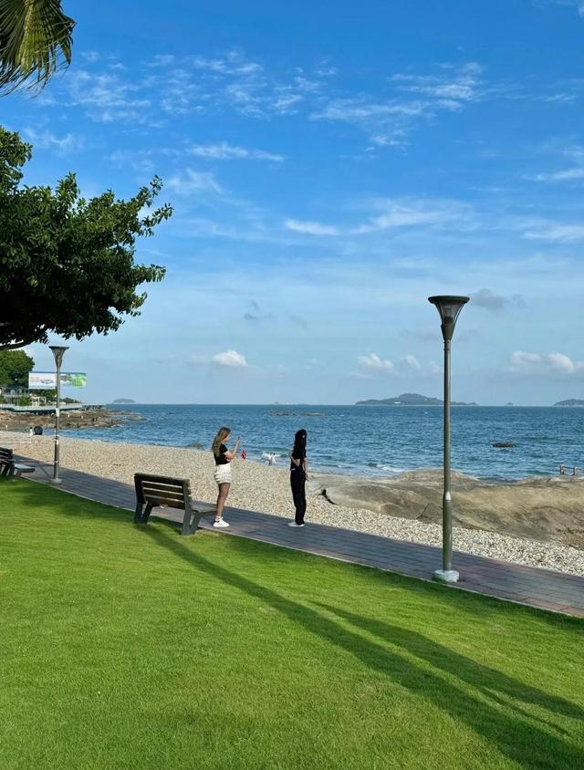厦门环岛路木栈道，全长约6公里，一条串起碧海蓝天的诗意长廊