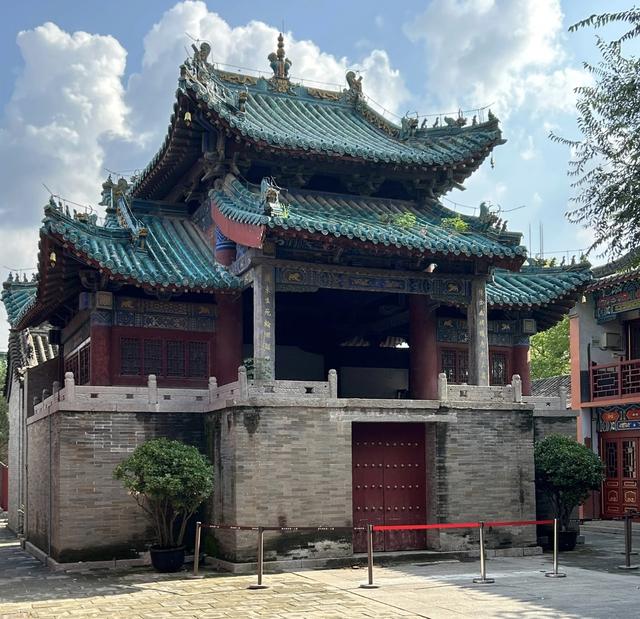 这座被火车拉来的中原第一省会，比你想象的要好玩多了