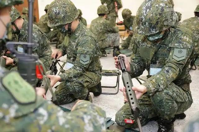 登机赴陆前，郑丽文参加统派大会，岛内爆逃兵潮，傅崐萁身份变了