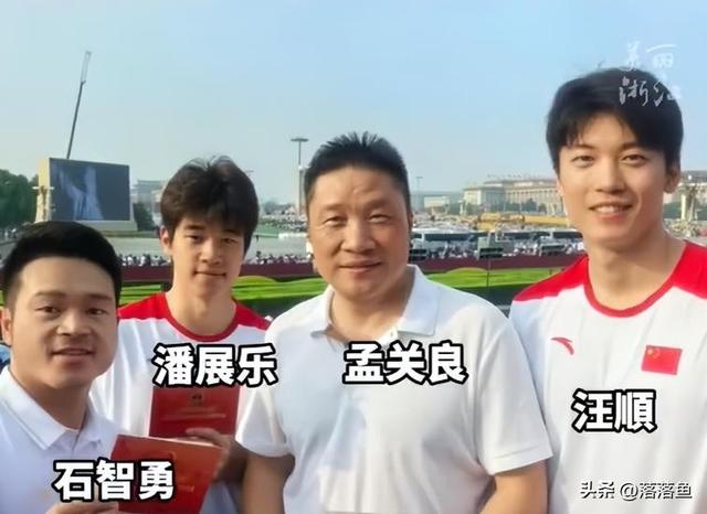 九三阅兵现场！马龙站在徐梦桃旁边，王励勤也来了，大合影曝光