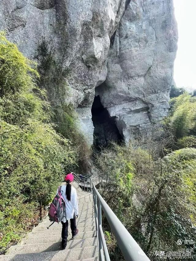 藏于浙江5A景区内有一处“十里铁甲龙”，洞穴众多形态奇特