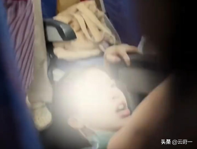 飞机打架后续：一家四口齐上阵，女子被推倒在地，始作俑者是孩子