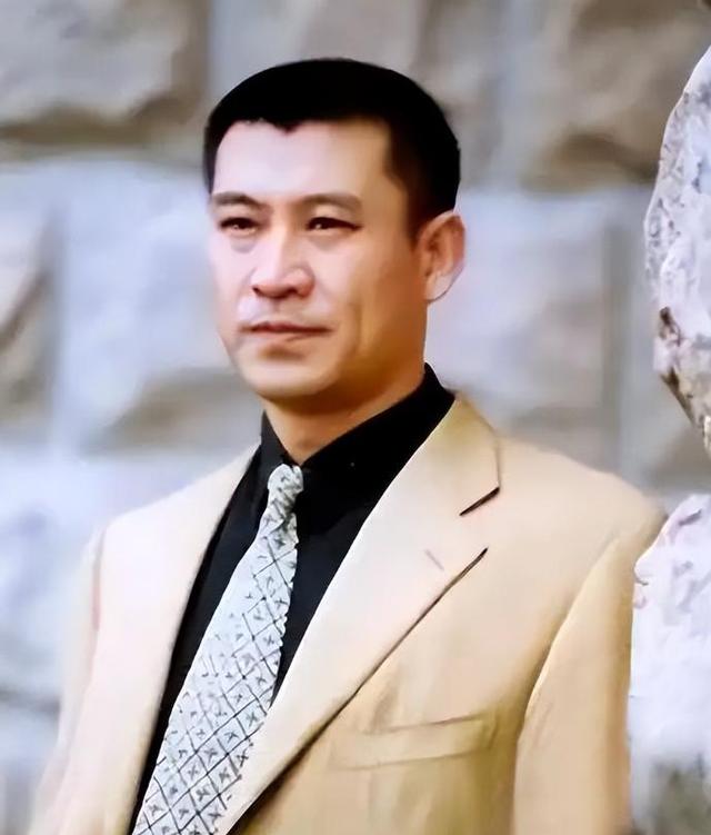 吃里扒外！定居美国13年，回国捞金惨遭“驱逐”，52岁活成了笑话