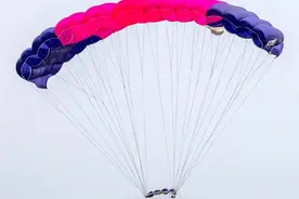 一天赚7000元，“跳伞教练”冲上热搜！想拿执照不容易图片