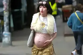 让人难以理解，孕妇光着肚皮走在大街上，把孕肚当成时髦来炫耀，图片