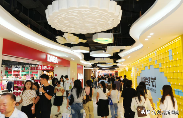 月满丽都人潮沸！万家丽中秋 “圈粉” 全球游客！