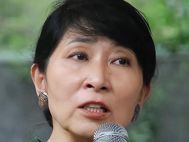 苍天饶过谁！拒唱国歌否认中国籍，俩儿子送美国的她，下场如何？