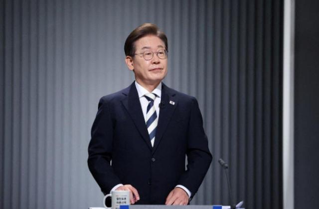 果然不敢得罪美国！李在明确定不出席北京阅兵，中方直接把邀请函递到韩国三号人物手中