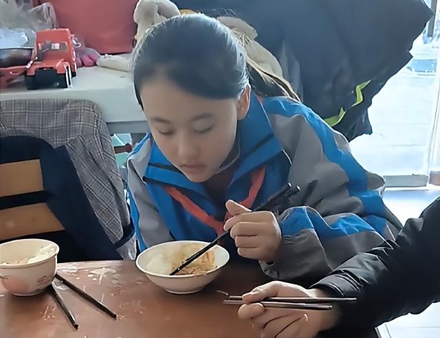 没钱还硬装？宁夏一笑成名拒绝百万签约的小女孩，现在成了这样