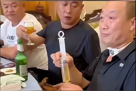 笑不活了！大哥肚子上插根管拿注射器碰杯，网友的评论笑死我了！图片