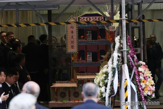 向府治丧！向太陈岚与儿子向佐悲痛致祭，大批反黑组警员现场戒备