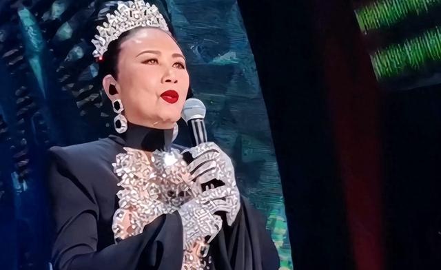 78岁连路都走不稳还开演唱会	，全网骂声一片，她却扬言回馈粉丝