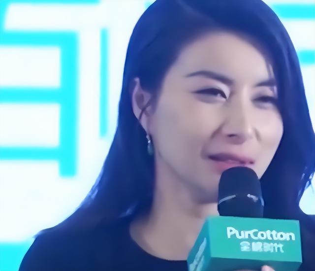 临近年关	，轻松"拿捏"霍启刚的郭晶晶，竟意外走上了倪萍的老路