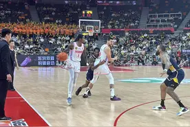 川男篮战广东惜败图片