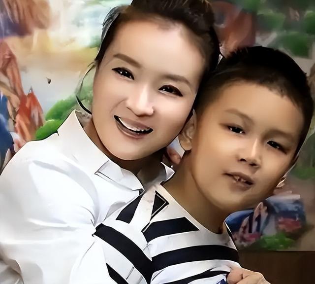 王艳晒19岁儿子近照，球球已经比妈妈高出半个头，长得像妈颜值高