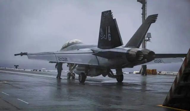 跌落、冲出、被击落？美军战机漏洞百出接连坠毁，丢人丢到全世界