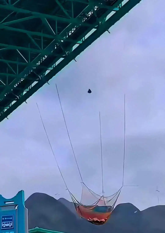 南通启东观光小火车坠海致4人遇难，贵州“无绳蹦极”永久关闭：文旅项目“上新”，监管如何“在线”？