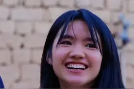变形计李勒优后续，8岁就一人生活的女孩逆天改命，如今宠成公主图片