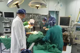 4岁孩子被山核桃卡喉窒息，手术切开气管最终取出图片