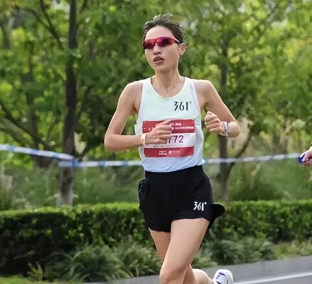 医院处分不在乎？张水华笑着官宣参加元旦全马，这次至少调休一周