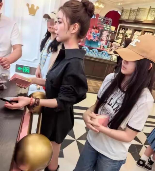 被后妈带着的小玥儿变化好大，身高涨了不少，面对镜头更加自信了