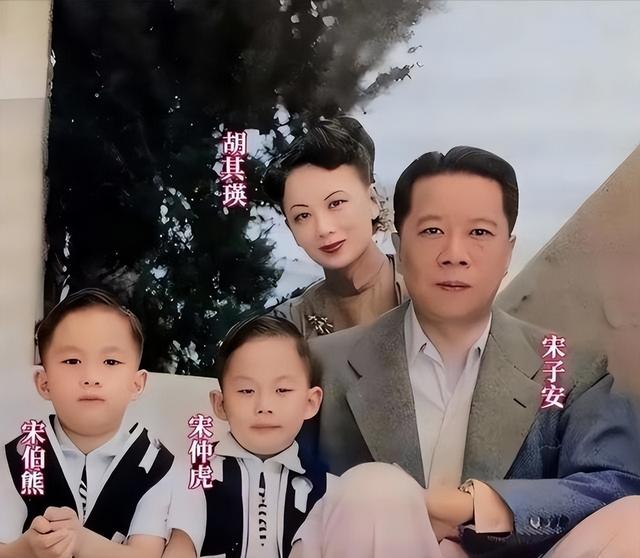 1968年宋子安携妻在儿子毕业礼留影，次年辞世，妻子改嫁埃及富翁
