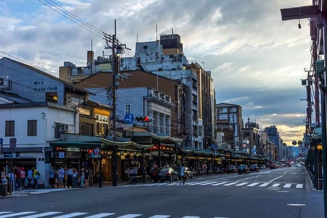 赴日航班大量取消，究竟是哪些人去日本？不光旅游，还去买房置产