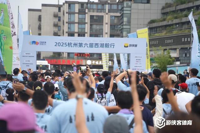 从吴山广场出发，3000多名徒步爱好者一起走过西湖！