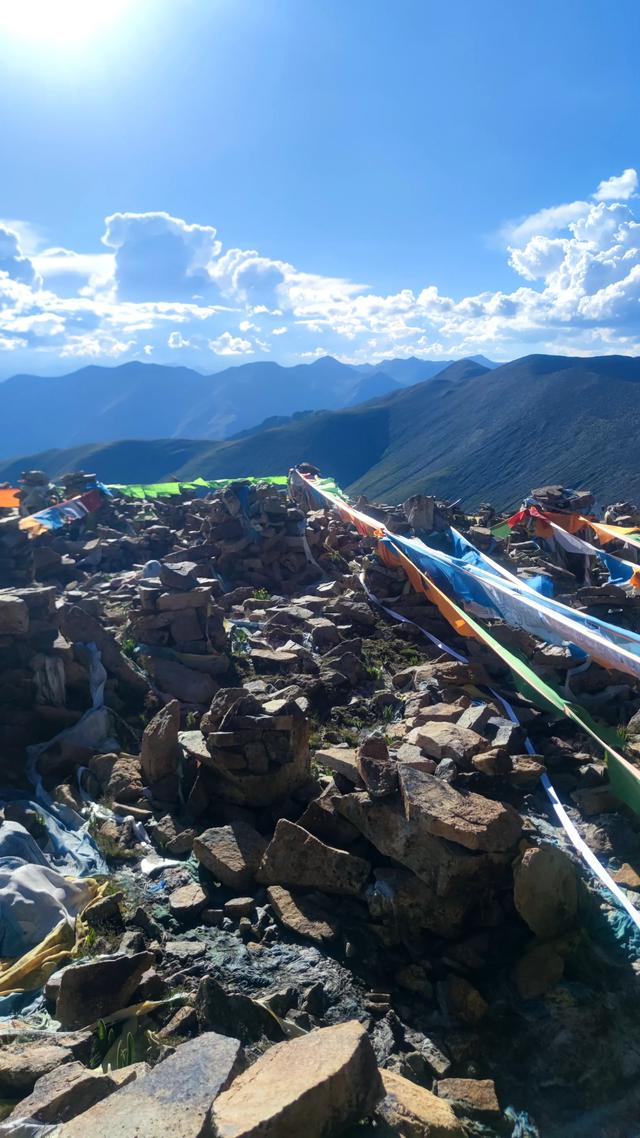 爬拉萨哲蚌寺后山，从海拔3600米到山顶5300米，上下20公里