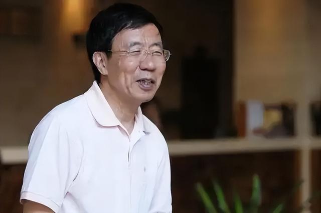 聂卫平葬礼，长子捧遗像，两前任妻子未现身	，现任兰莉娅主持现场