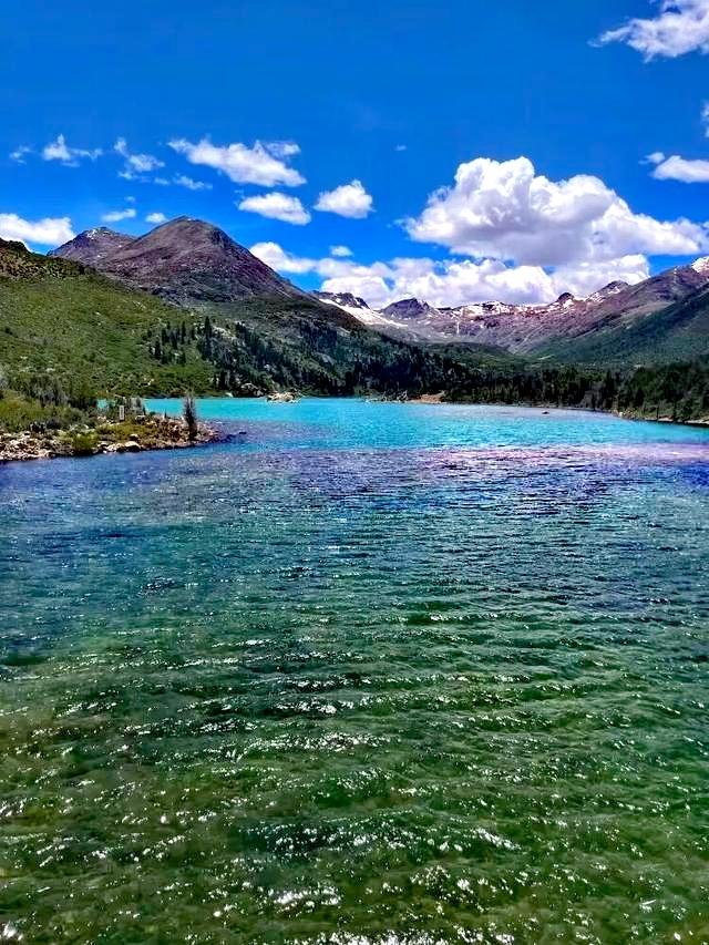 昌都•洛隆，圣湖众多景色很美，有一种神秘的感觉